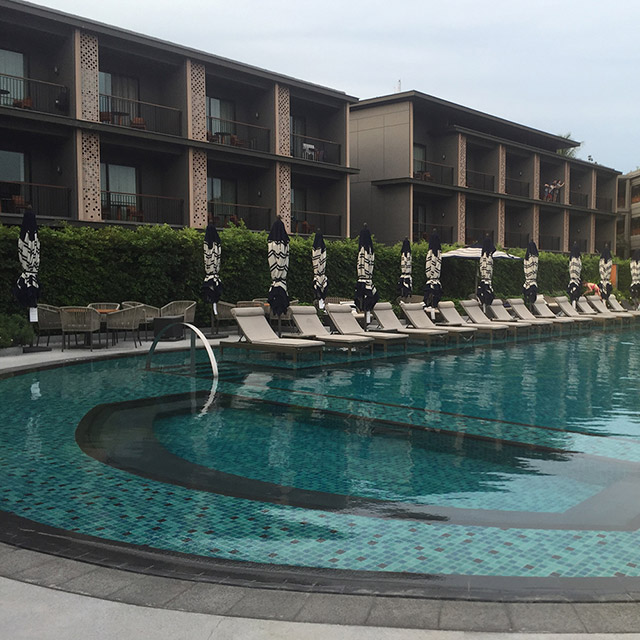 Birdies Factory Double tour avec baldaquin lit de soleil sur la piscine extérieure