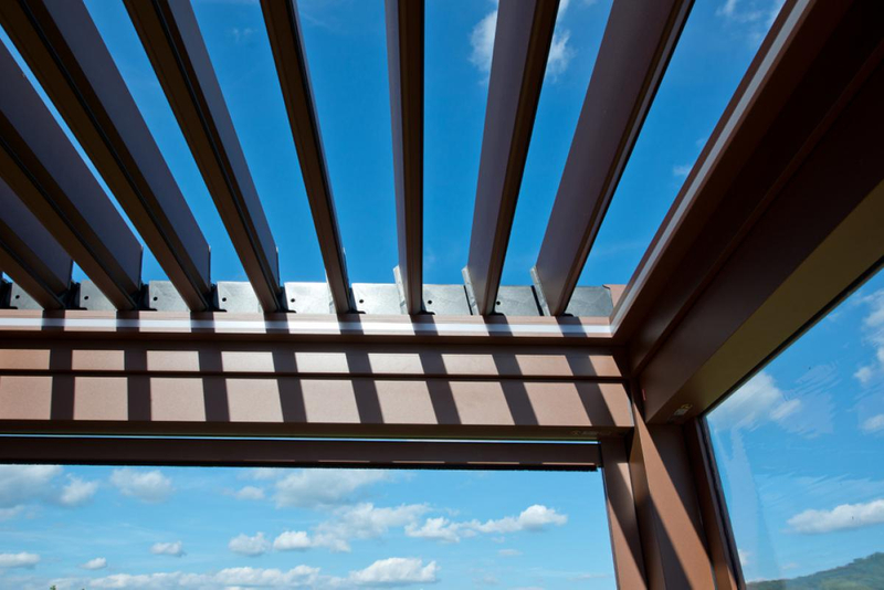 Auvent de jardin en aluminium étanche résistant au vent et rétractable électrique extérieur motorisé par métal extérieur