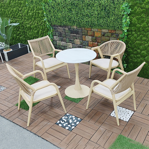 Table et chaises d'extérieur, une table et quatre chaises, chaises de loisirs en rotin, chaises tissées en rotin, ensemble de table quatre pièces, chaise de jardin de cour
