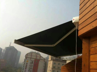Auvent électrique vertical rétractable imperméable en aluminium en métal de garage de patio extérieur de jardin