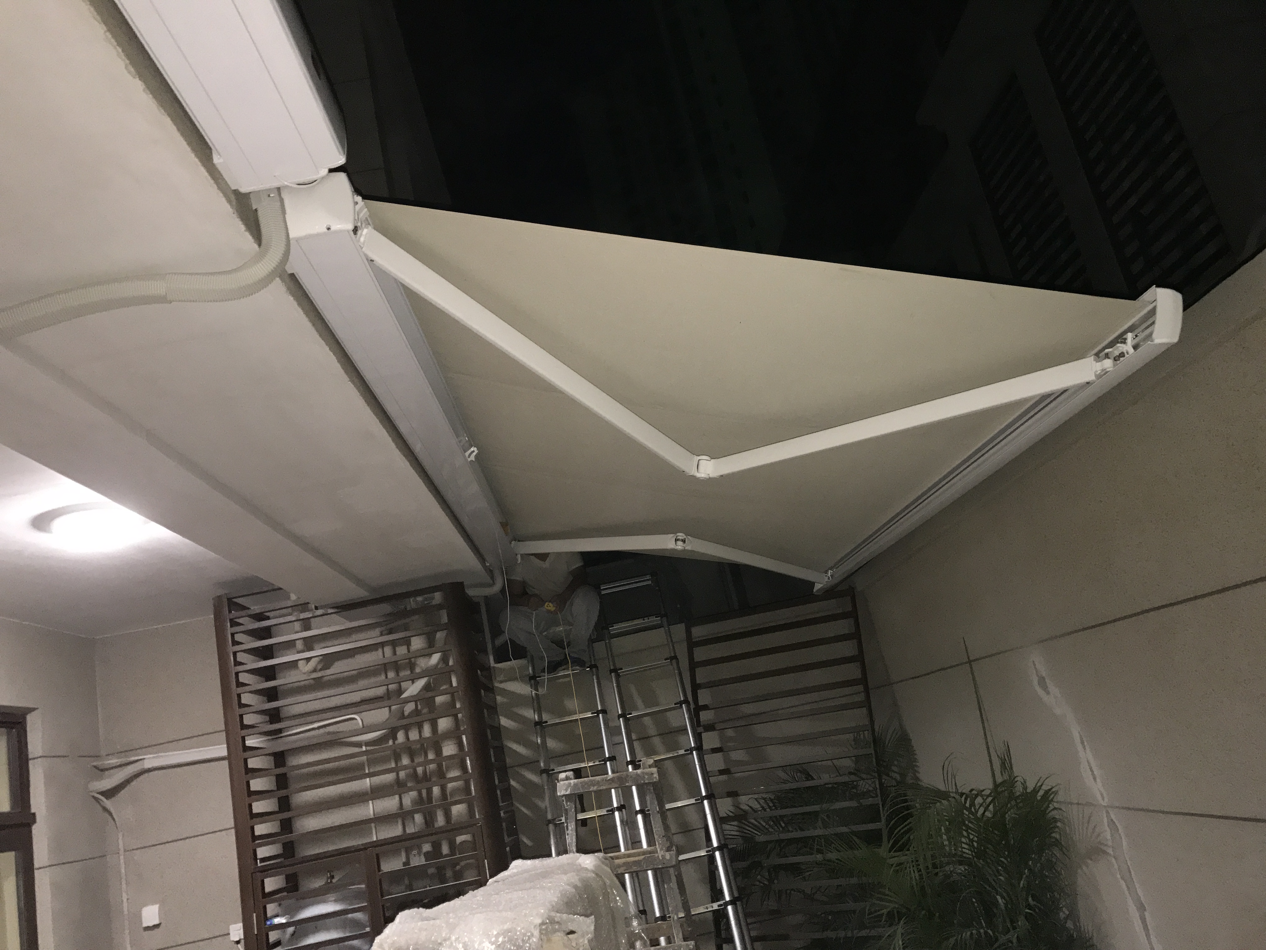 Auvent électrique vertical rétractable imperméable en aluminium en métal de garage de patio extérieur de jardin