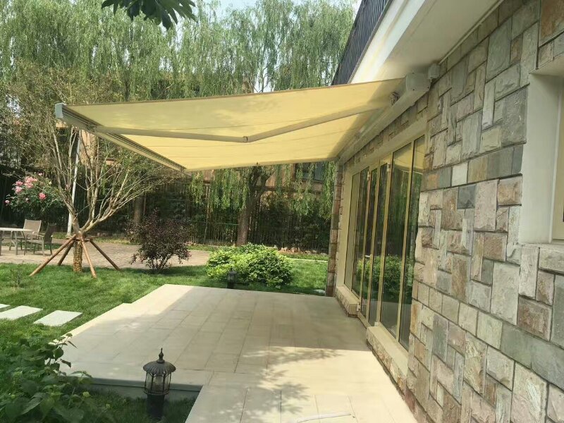 Auvent électrique vertical rétractable imperméable en aluminium en métal de garage de patio extérieur de jardin