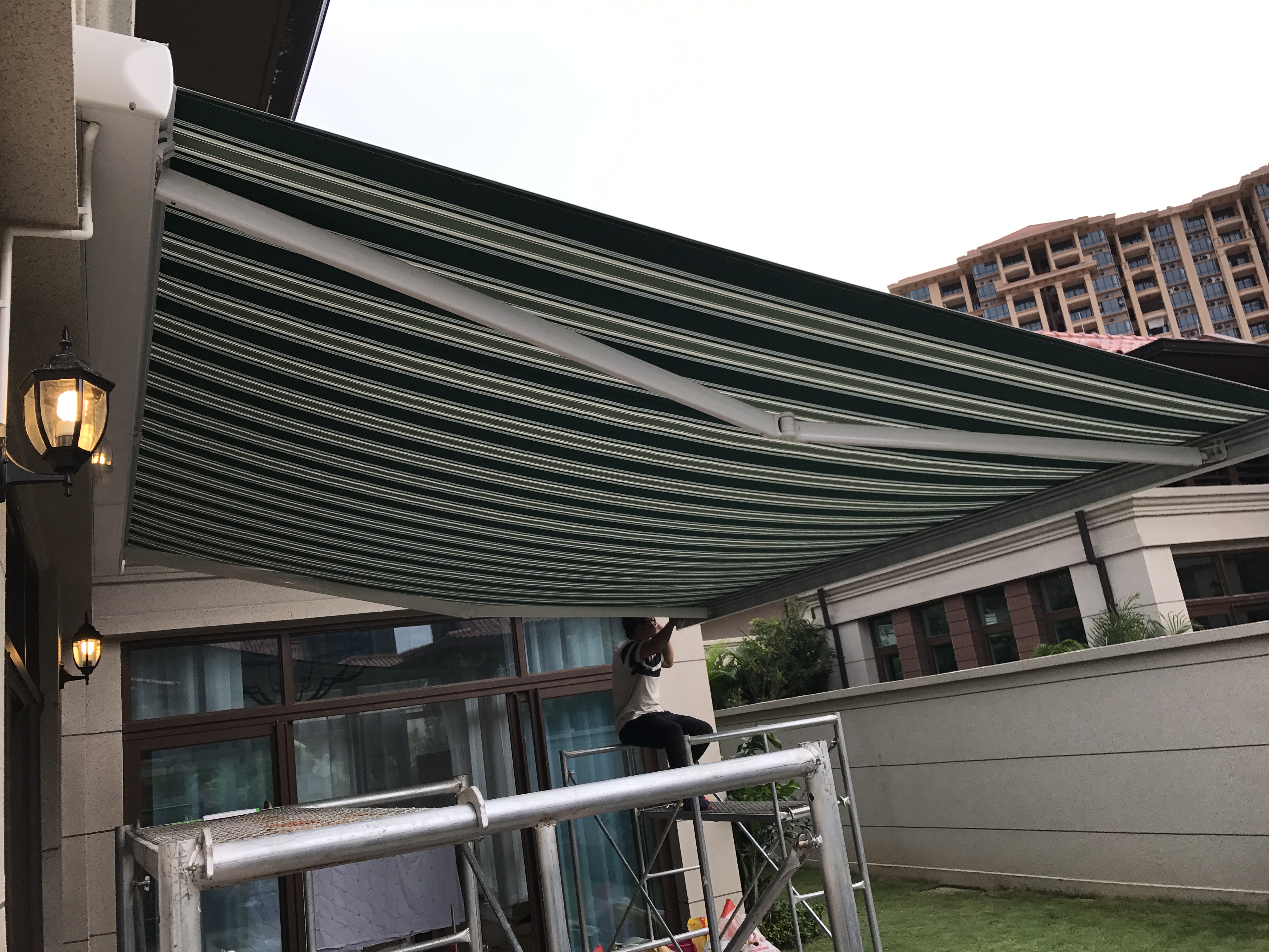 Auvent électrique vertical rétractable imperméable en aluminium en métal de garage de patio extérieur de jardin