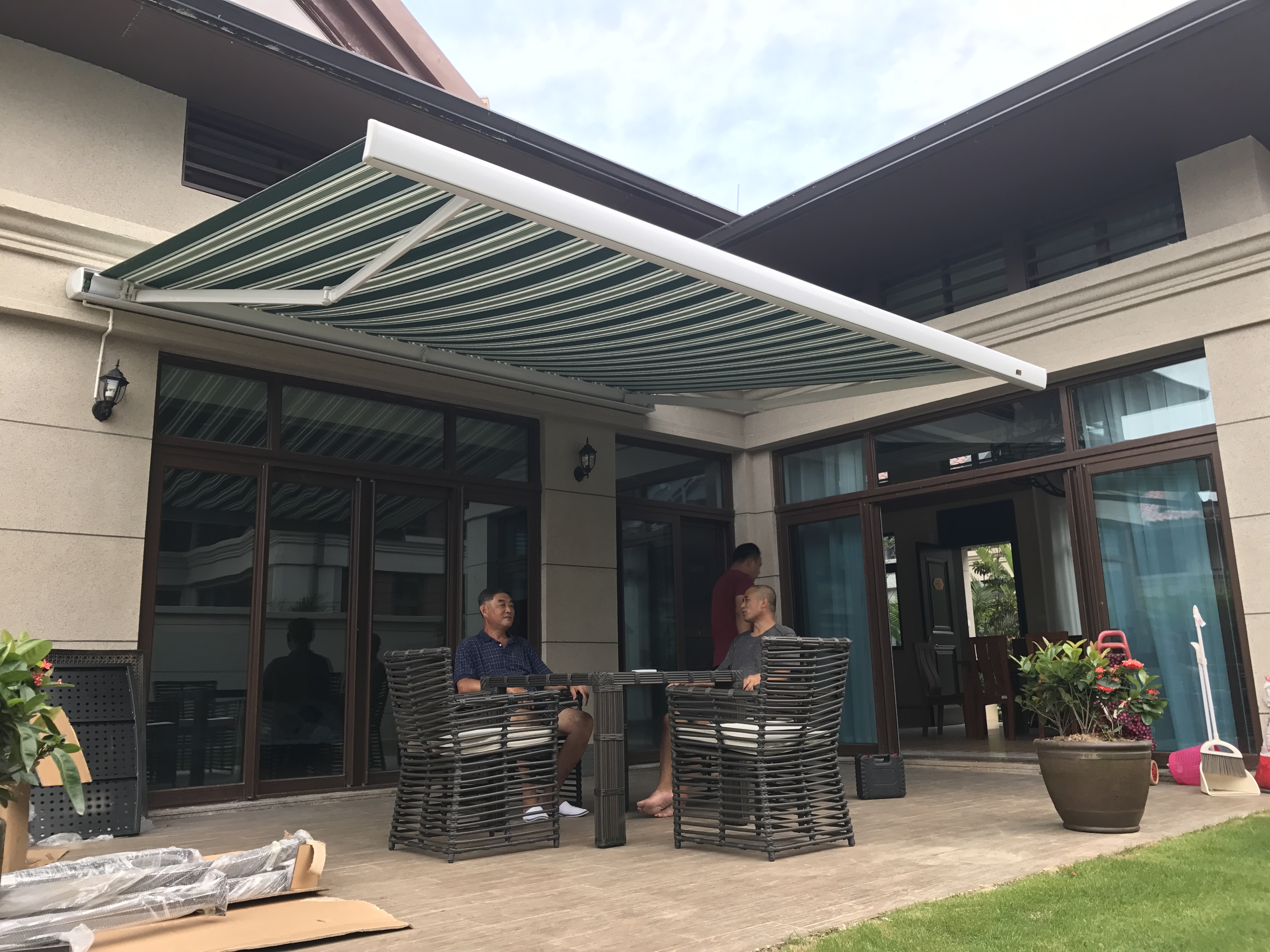 Auvent électrique vertical rétractable imperméable en aluminium en métal de garage de patio extérieur de jardin