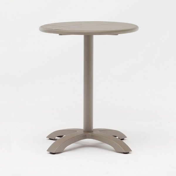 Tables et chaises d'extérieur sur la terrasse