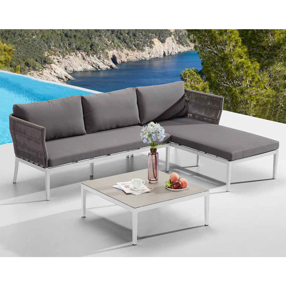 Sectionnel de meubles en osier gris de patio extérieur avec des ensembles de chaise