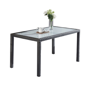 Table longue en osier en plastique avec métal