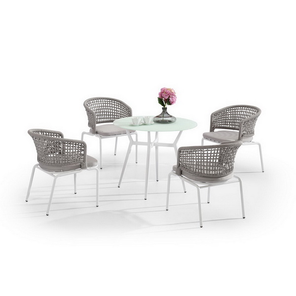 Choix de table et chaises de bistrot en plein air dans les villas