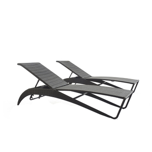 Chaises longues en rotin avec piscine extérieure