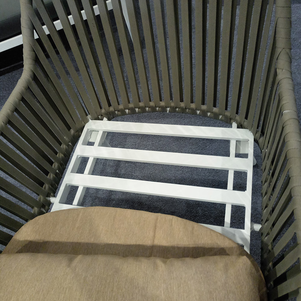 Meubles et chaise de corde tissée par patio extérieur de jardin