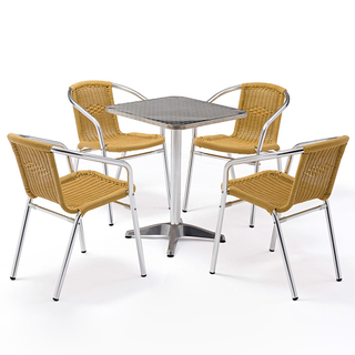 Petite table en osier avec rotin et patio