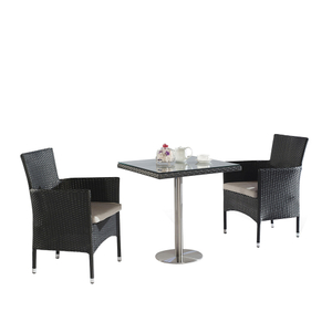 Table et chaises de petit balcon en plein air