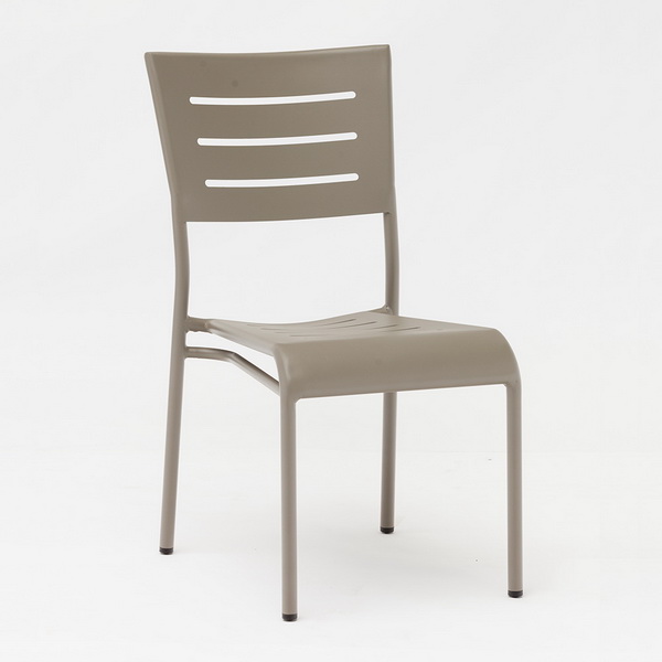 Chaises confortables en aluminium à café