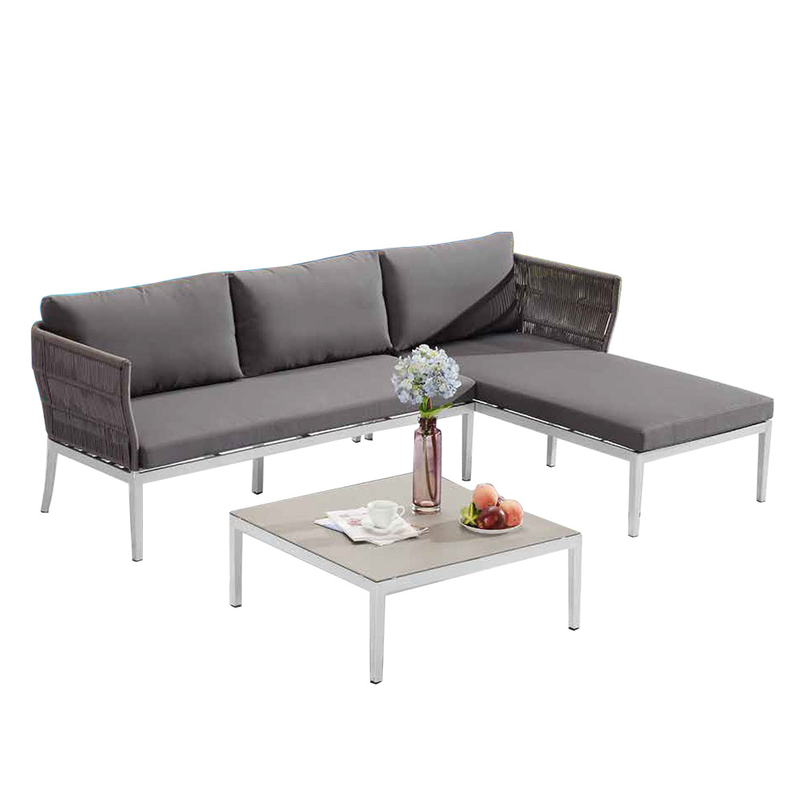 Sectionnel de meubles en osier gris de patio extérieur avec des ensembles de chaise