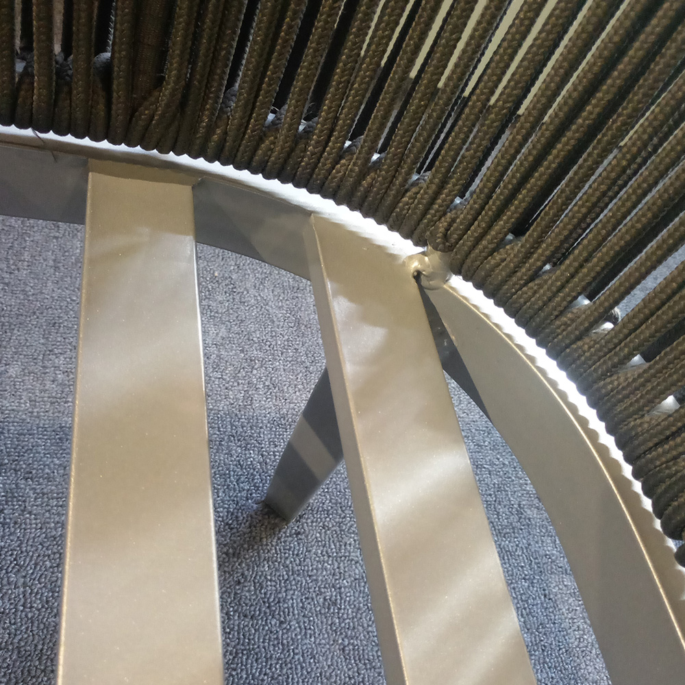 Sectionnel de meubles en osier gris de patio extérieur avec des ensembles de chaise