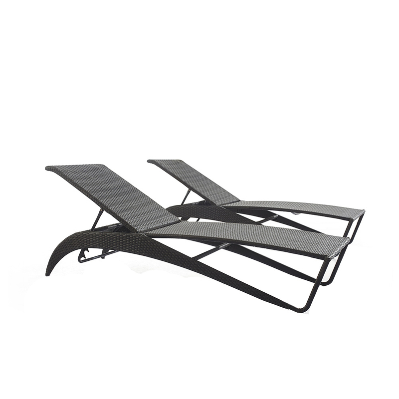 Chaises longues en rotin avec piscine extérieure