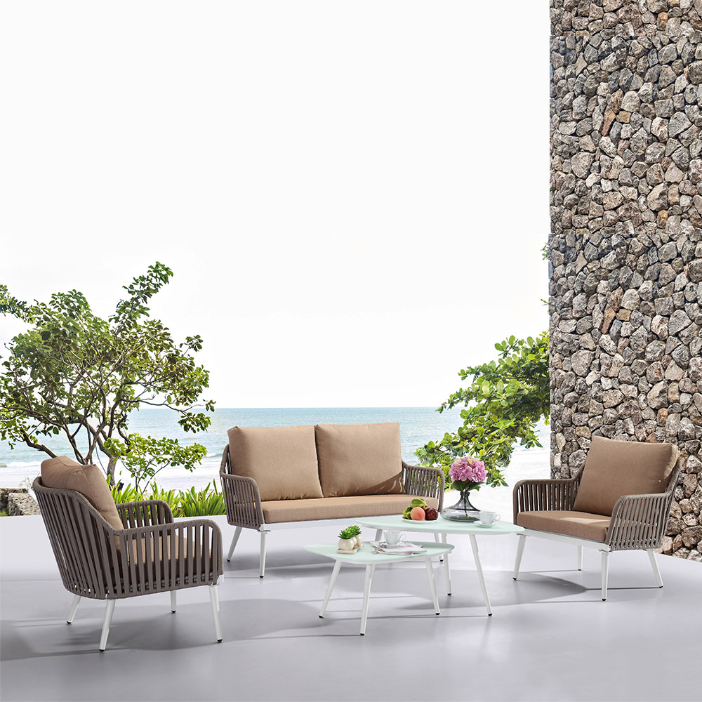 Meubles et chaise de corde tissée par patio extérieur de jardin