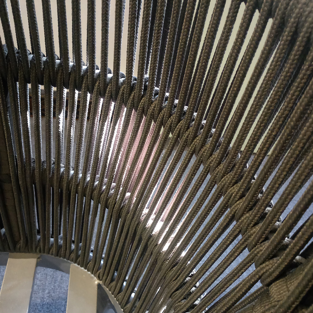 Sectionnel de meubles en osier gris de patio extérieur avec des ensembles de chaise