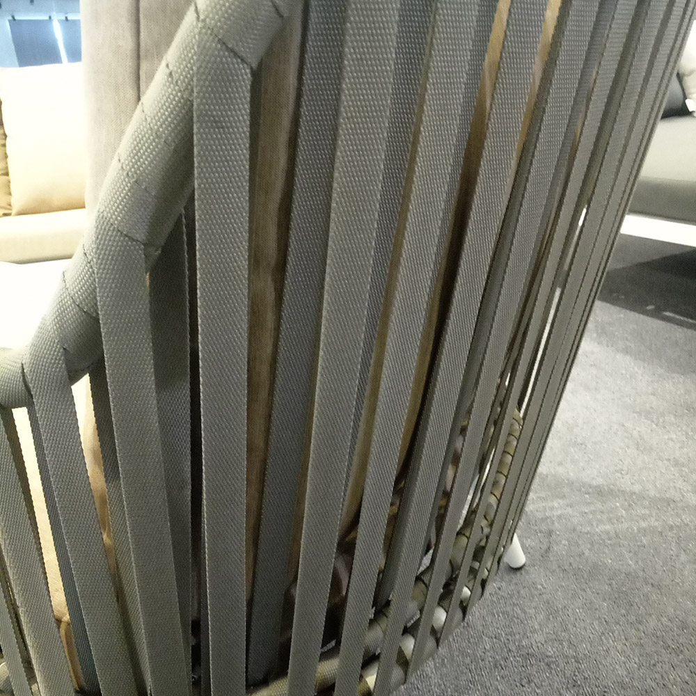 Meubles et chaise de corde tissée par patio extérieur de jardin