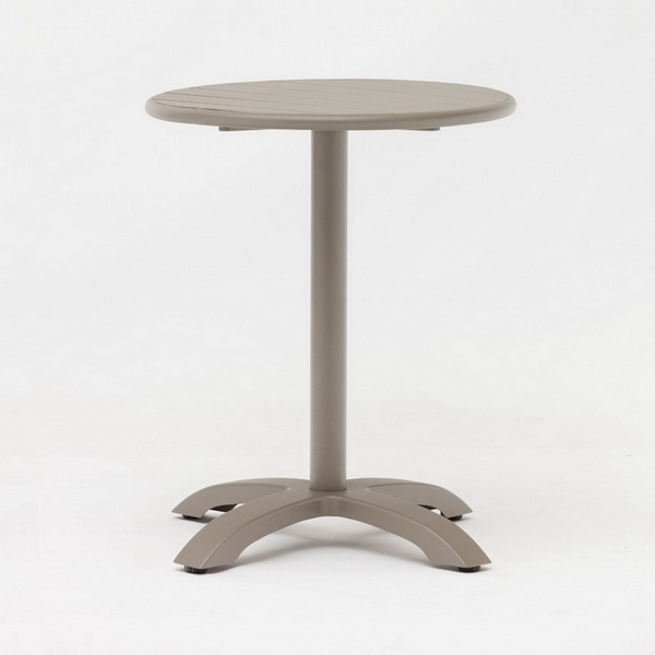 La table de patio entièrement en aluminium ajoute de la couleur à la maison