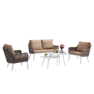 Meubles et chaise de corde tissée par patio extérieur de jardin