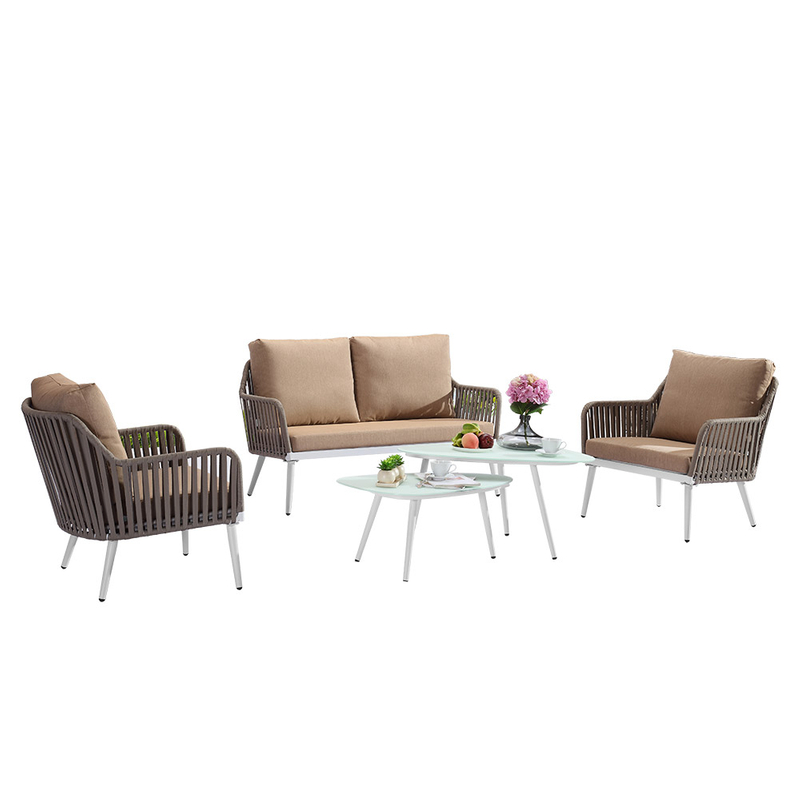 Meubles et chaise de corde tissée par patio extérieur de jardin