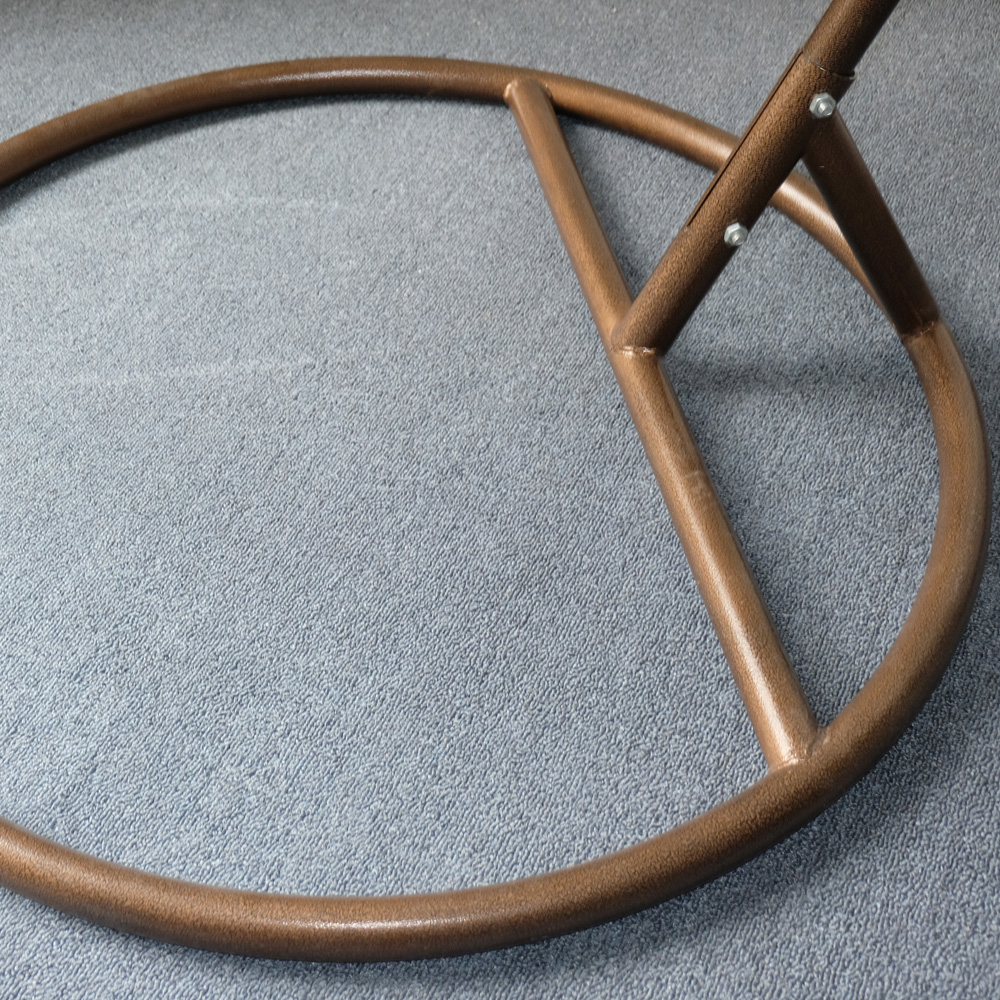 Balançoire suspendue en rotin et osier d'intérieur de jardin