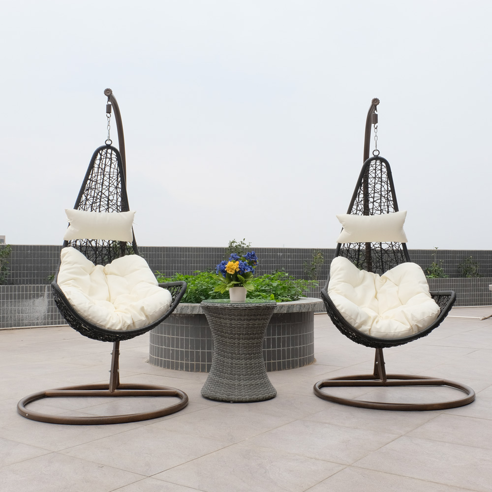 Balançoire suspendue en rotin et osier d'intérieur de jardin