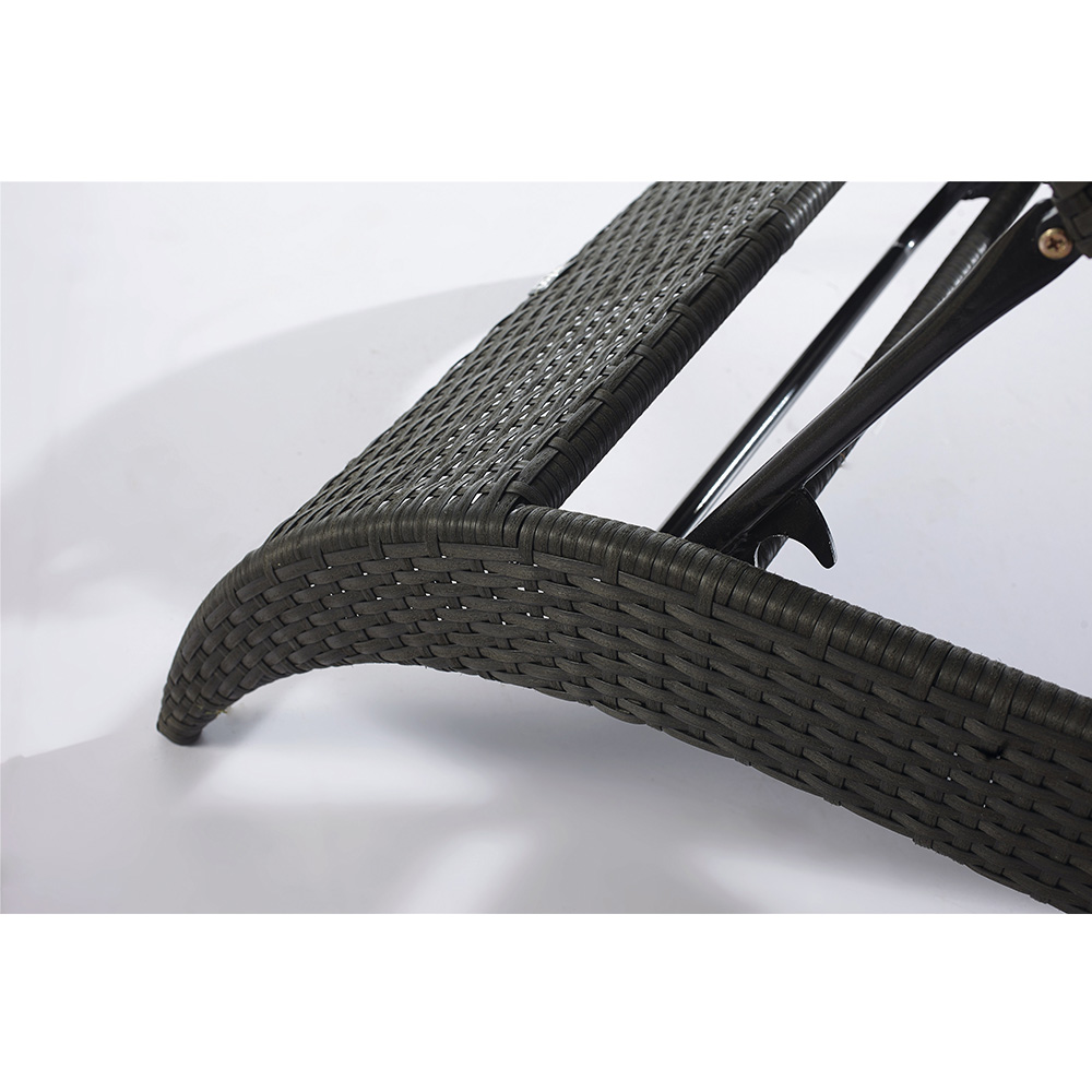 Chaises longues en rotin avec piscine extérieure